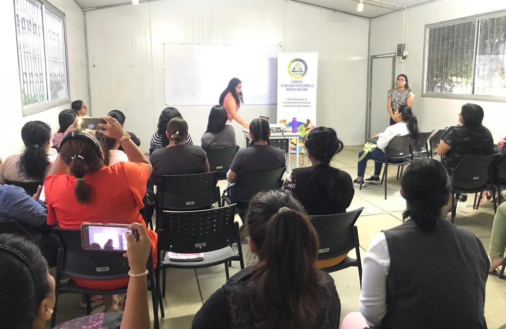 ISTPEM1's tweet photo. #IstpemEsConocimiento 

Capacitación dirigida a estudiantes de los 2do niveles de la carrera TS-DII que tuvo como objetivo, reconocer las distintas necesidades  del niño comprendiendo las etapas del desarrollo evolutivo. 

#CrecemosJuntos https://t.co/oh2LjBdKpn