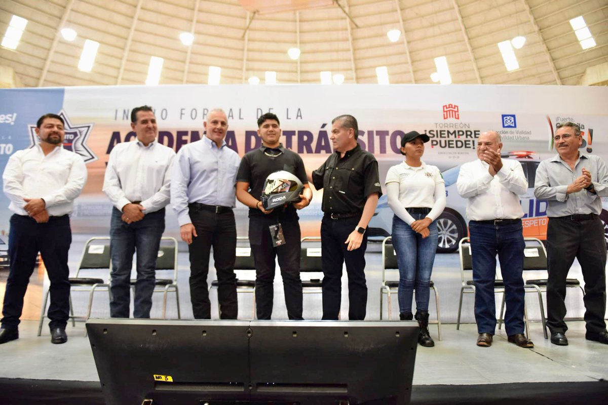 RomanCepeda's tweet photo. Junto con el Gobernador @mrikelme, dimos inicio a la primera generación de la Academia de Tránsito y Vialidad e hicimos entrega de 150 cascos a motociclistas certificados en #MiQueridoTorreón❤️. https://t.co/QjUWdZaqji