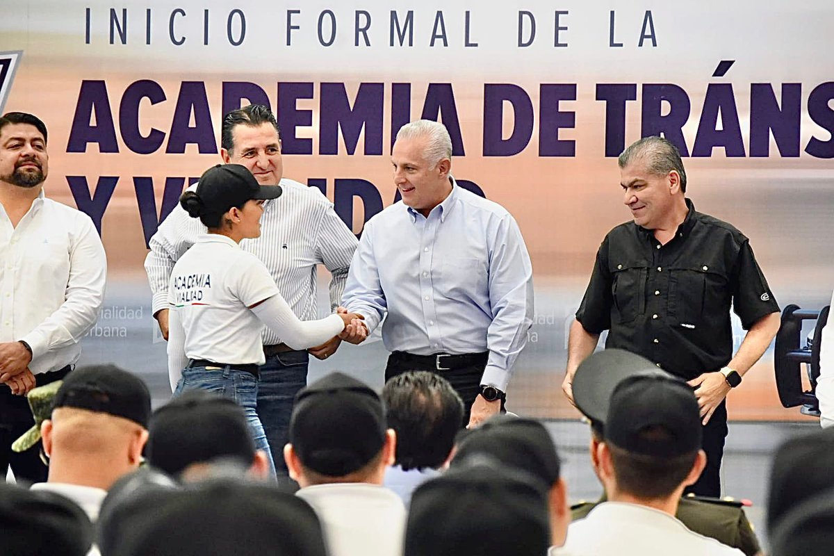 RomanCepeda's tweet photo. Junto con el Gobernador @mrikelme, dimos inicio a la primera generación de la Academia de Tránsito y Vialidad e hicimos entrega de 150 cascos a motociclistas certificados en #MiQueridoTorreón❤️. https://t.co/QjUWdZaqji