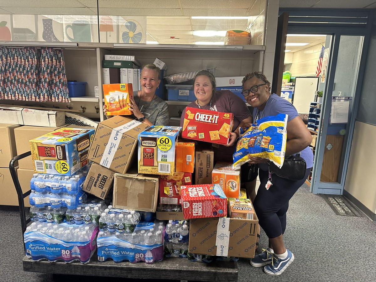 academy_ba's tweet image. Wow! Bridgeway Church Kokomo once again blessing our staff and students! Snacks and water for all of our incoming kindergartners. We can’t thank them enough! #the2800 #kscinthezone