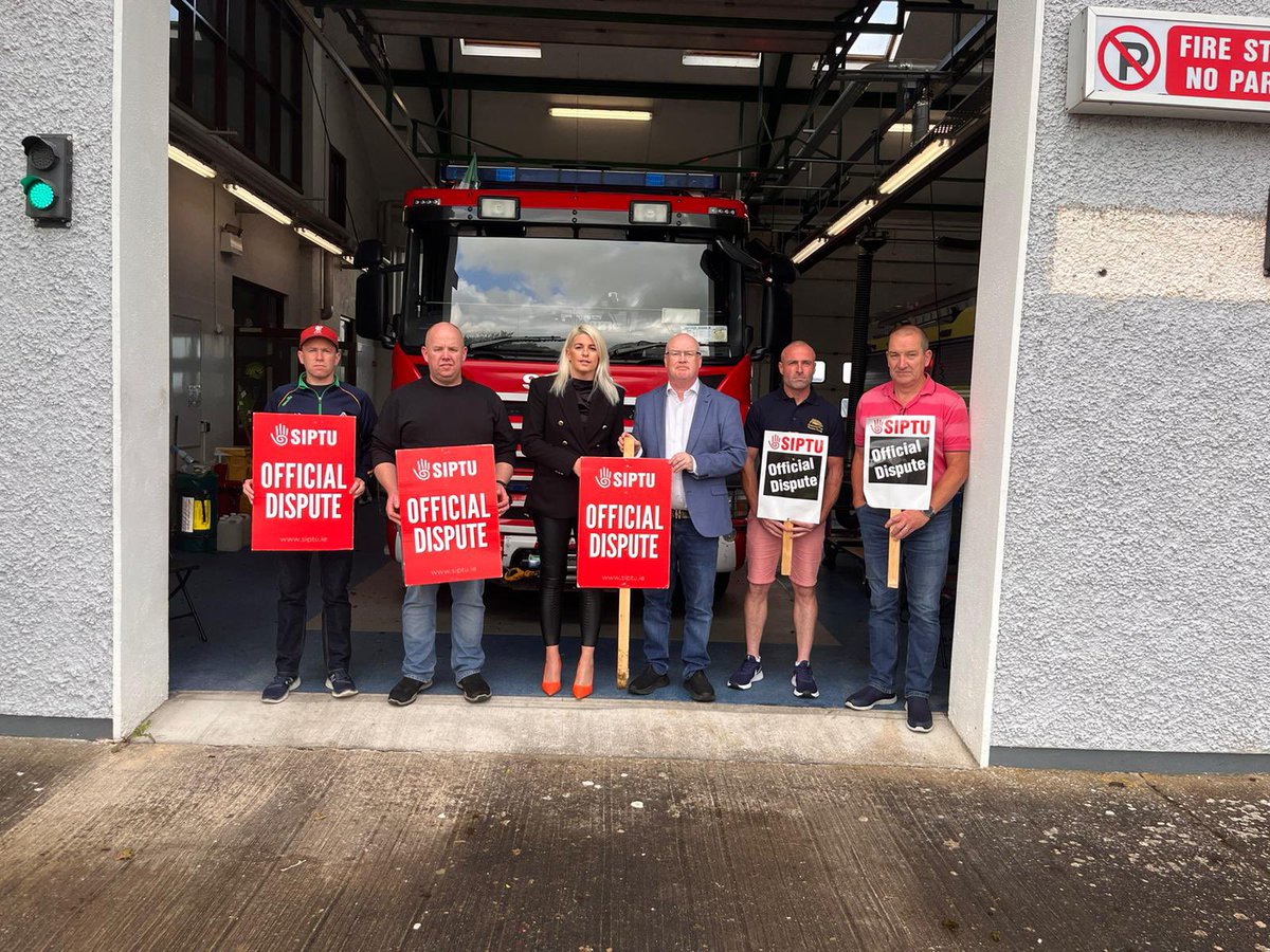joannecollinssf's tweet photo. Joined the Rathkeale retained firefighters this evening with @paul_gavan
With almost a week into their strike and NOTHING from government.
These firefighters deserve better!!
Shame on this government for their inaction.
#RetainedFirefighters #firestrike
@sinnfeinireland https://t.co/fTevBz9JkB