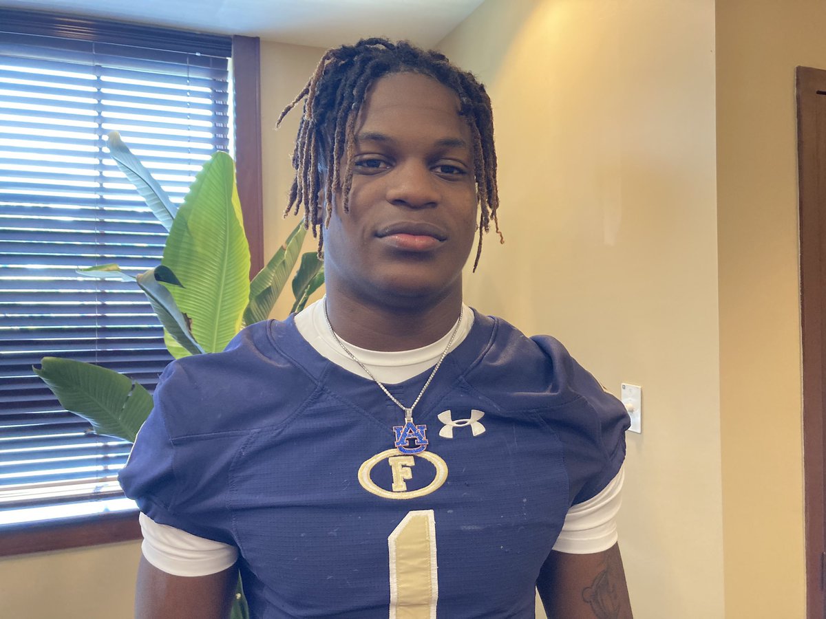 TorresOnAuburn's tweet photo. Perry rocking the AU chain today 😎 

📸: @BenThomasPreps https://t.co/10nk05h8RS