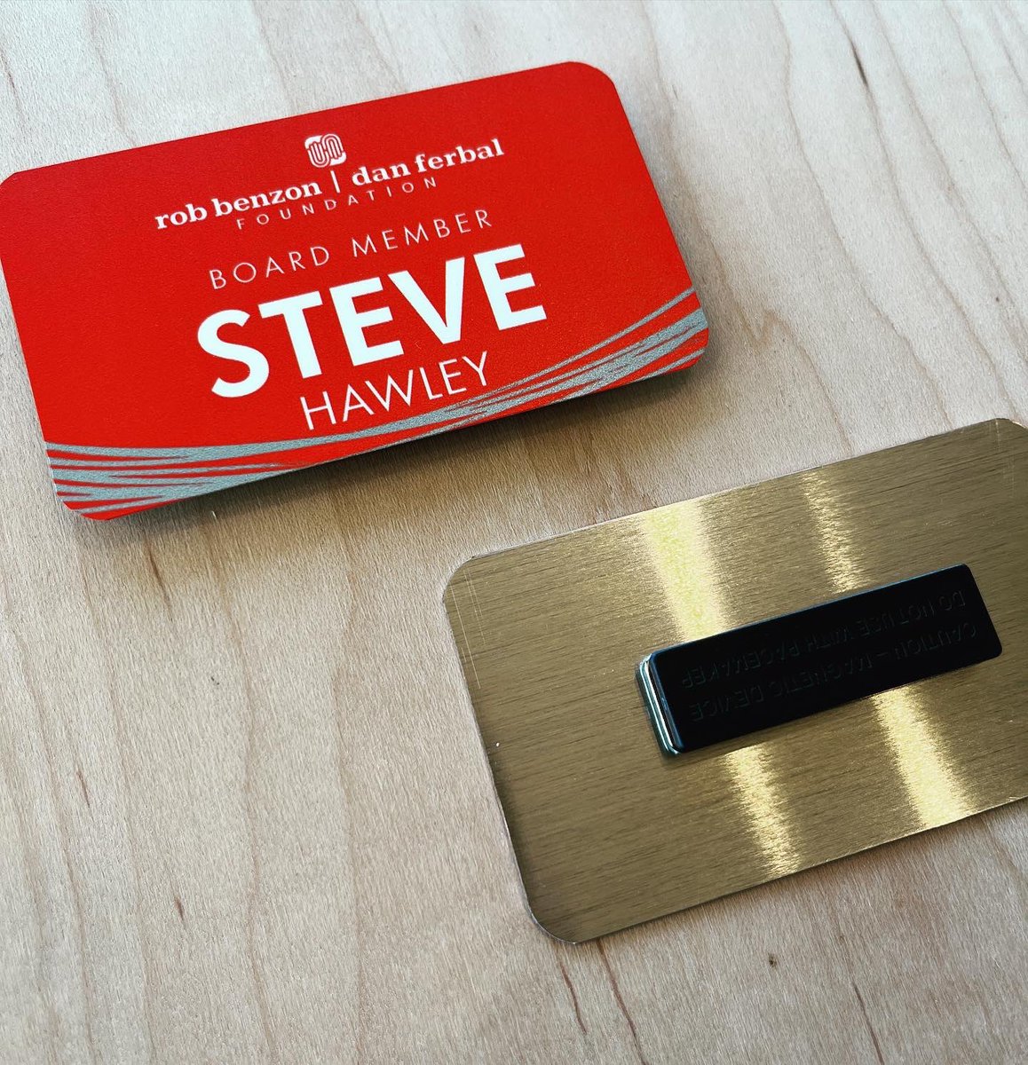 inscriptu's tweet image. Looking for a quick and reliable way to create name badges for professional events, meetings, trade show and reunions?

Look no further, our custom ID badges offer a secure pin or magnetic back that guarantees no-snag placement and a full color option for design freedom.