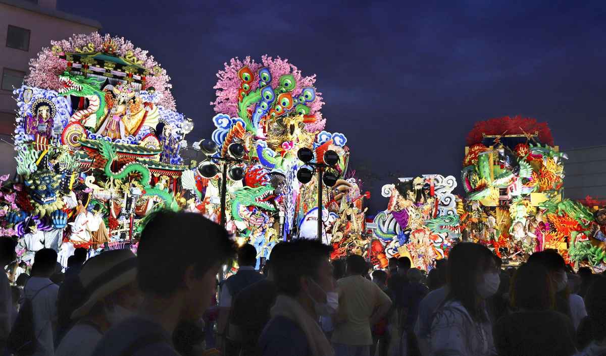 Johnny_suputama's tweet photo. Japan’s summer festivals continue with the Hachinohe Sansha Taisai kicking off today in Aomori. 
This 300-year old festival is one of Tohoku’s grandest and features colorful floats depicting legendary and folk heroes: 

https://t.co/zEbnffvjAb https://t.co/vhBeZnTiaN