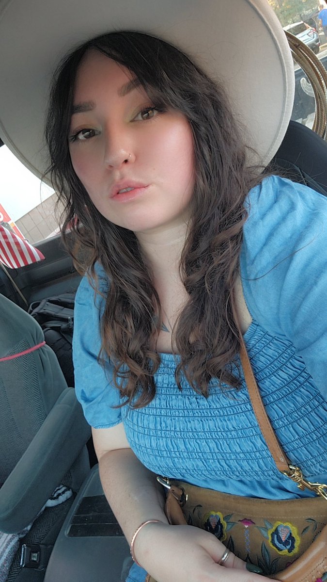Feels nice to get dressed up and go out every now and again 
#datenight #bluedress #whitehat #FeelingMyself #getitgirl