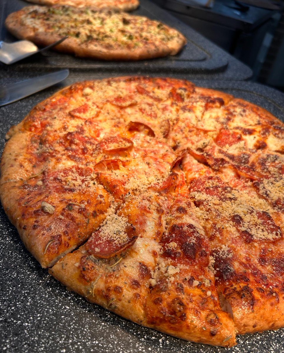 UTRGVDining's tweet photo. Where fresh food and great friends meet 🍕🤍 https://t.co/hjfZjIO8il