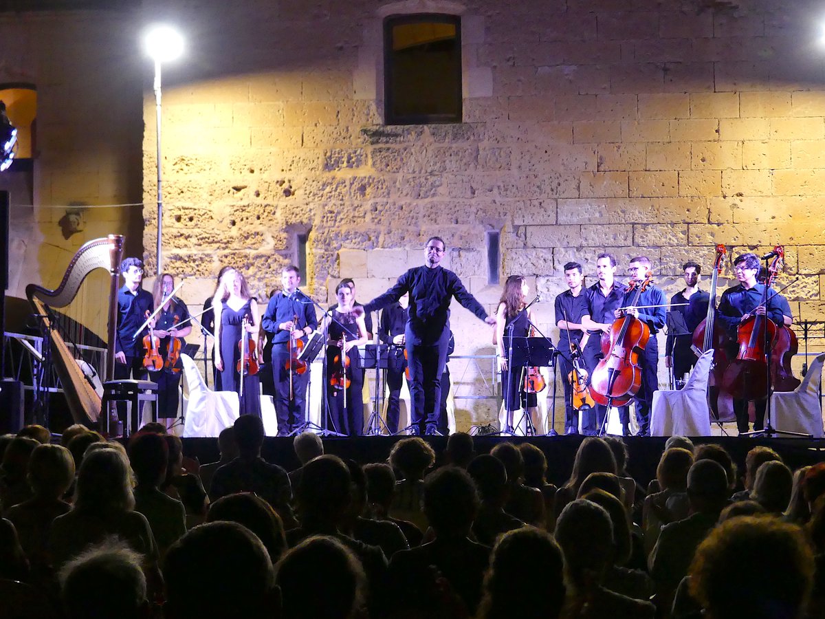 📸La Salou Festival Orchestra, sota la direcció de Filipe Cunha, va obtenir un gran exit ahir a la Torre Vella de #Salou. 
***
📸 La Salou Festival Orchestra, bajo la dirección de Filipe Cunha, obtuvo un gran éxito ayer en la Torre Vella de Salou.