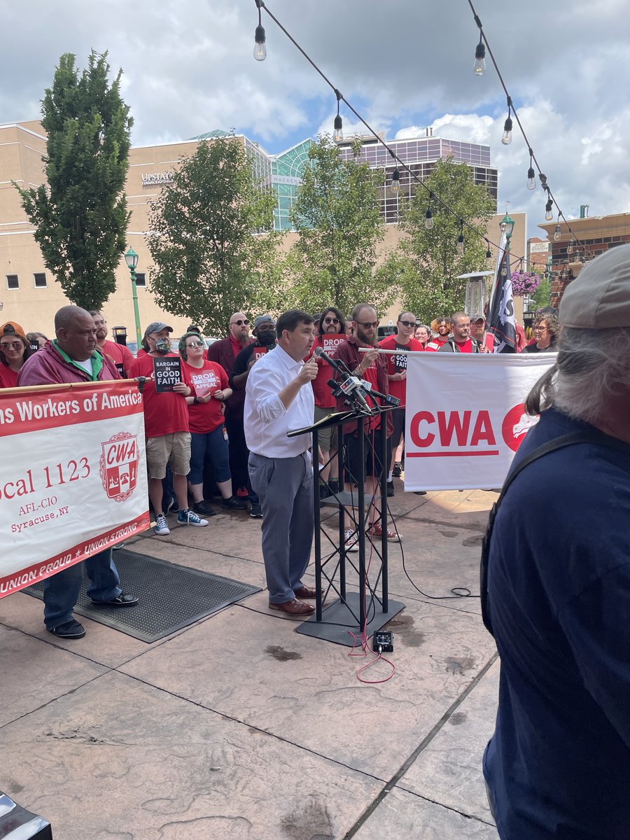 Tofday, we rallied with @TCGunionCWA to let @TCGplayer and @eBay know that #Syracuse condemns management’s anti-union behavior. Syracuse is a #unionstrong town and we will not tolerate this injustice!  #TCGUnionStrong @SenJohnMannion