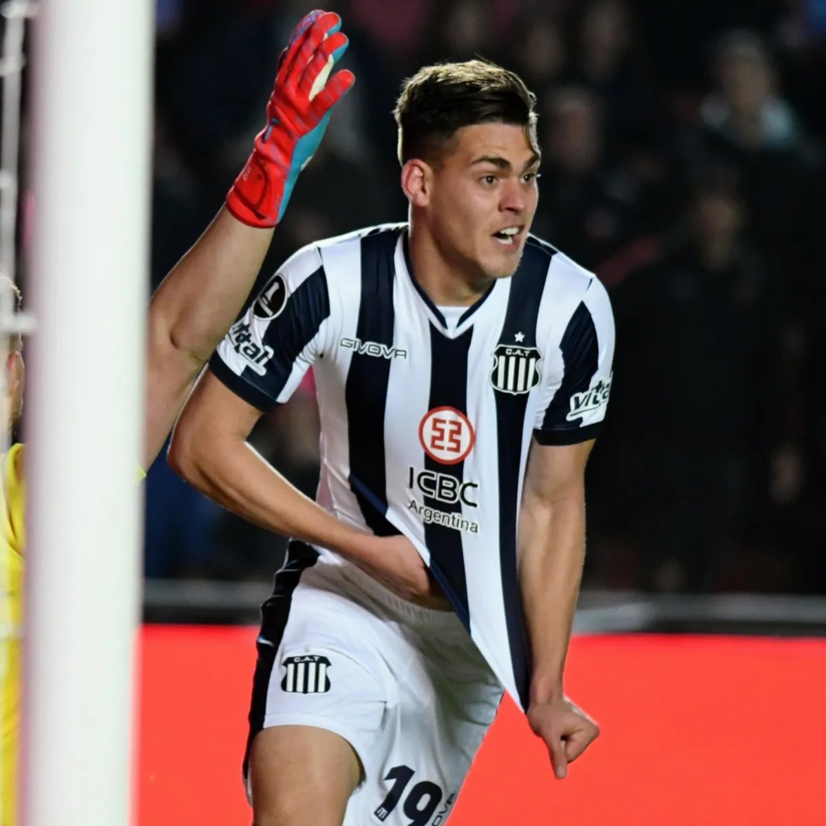 Es un papelon en las condiciones que llega Federico Girotti a San Lorenzo. 

Con cargo, sin opción y con repesca en diciembre. Ya no tiene sentido traer jugadores de esta forma.

Los potencias y sos vidriera para otros clubes, sin sacar provecho alguno.