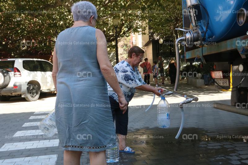 ACNgirona's tweet photo. #Portbou reparteix #aigua en #cisternes perquè la que surt de la xarxa té massa clorurs i és salada.
L'alcalde @gaelportbou critica que les membranes de la dessaladora s'haurien d'haver canviat el 2019 i estan "obsoletes".
https://t.co/l0WGph8KTl https://t.co/IAldYJ5ppo