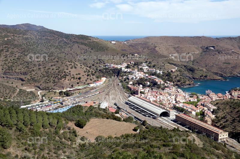 ACNgirona's tweet photo. #Portbou reparteix #aigua en #cisternes perquè la que surt de la xarxa té massa clorurs i és salada.
L'alcalde @gaelportbou critica que les membranes de la dessaladora s'haurien d'haver canviat el 2019 i estan "obsoletes".
https://t.co/l0WGph8KTl https://t.co/IAldYJ5ppo