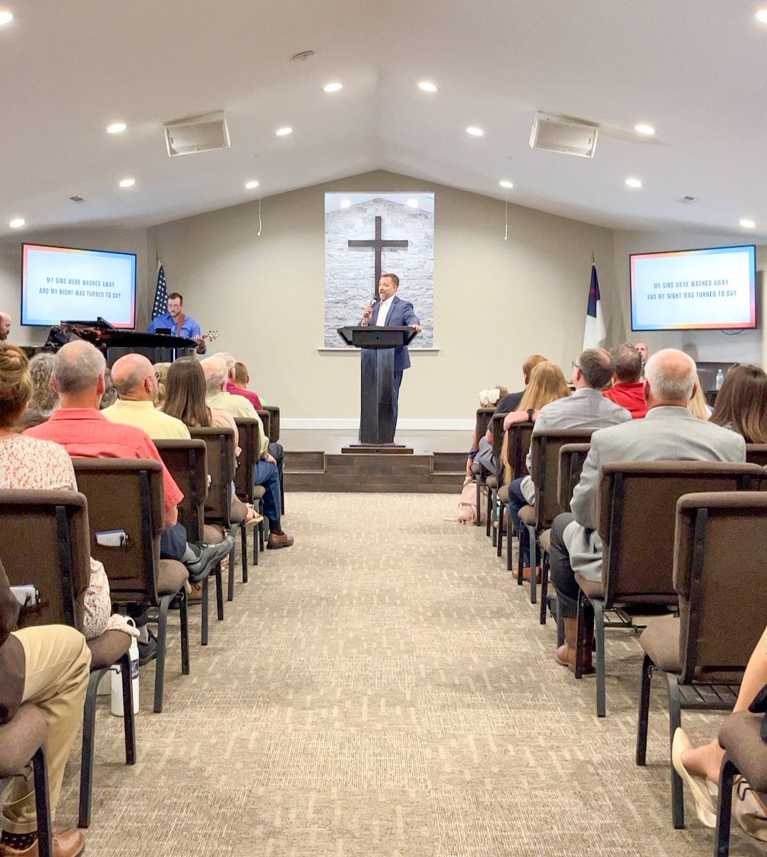 GLBC_Rogers's tweet photo. GLBC loves to lift high the name of Jesus! We enjoyed our 5th Sunday hymn sing last night with a focus on walking with Christ here on earth and someday in heaven. https://t.co/MYZsu8nqIx