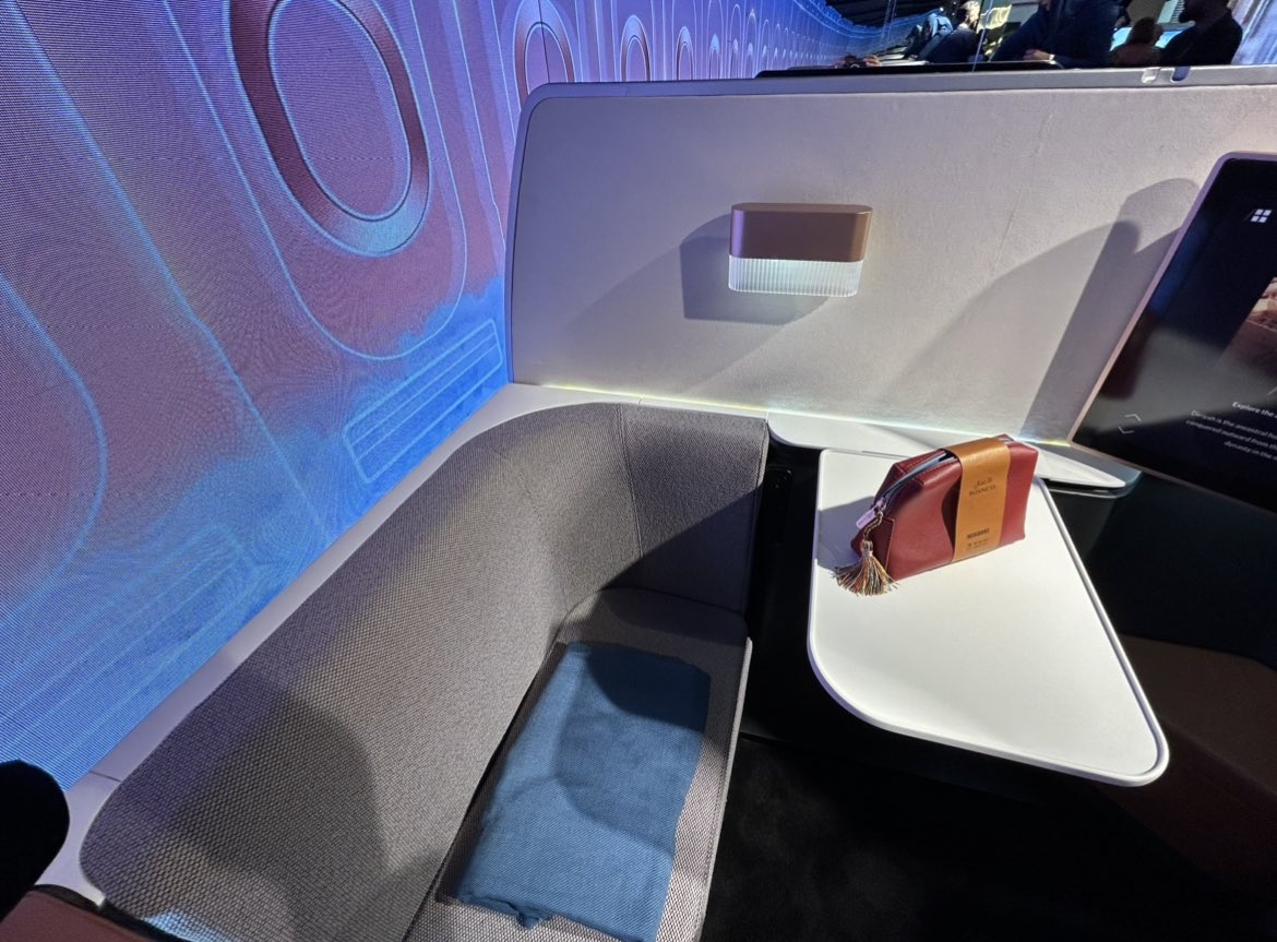 HofmannAviation's tweet photo. Recently in Dubai, I had a look to the new Business Class seat which will be used on board the new @Airbus A321neo for @Saudi_Airlines . The carrier is taking delivery now of around 20 #A321neo https://t.co/kho8jcNrU6