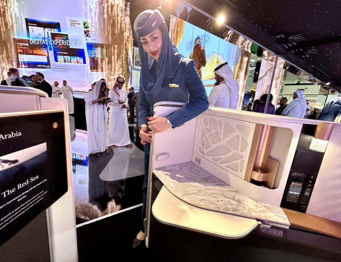 HofmannAviation's tweet photo. Recently in Dubai, I had a look to the new Business Class seat which will be used on board the new @Airbus A321neo for @Saudi_Airlines . The carrier is taking delivery now of around 20 #A321neo https://t.co/kho8jcNrU6