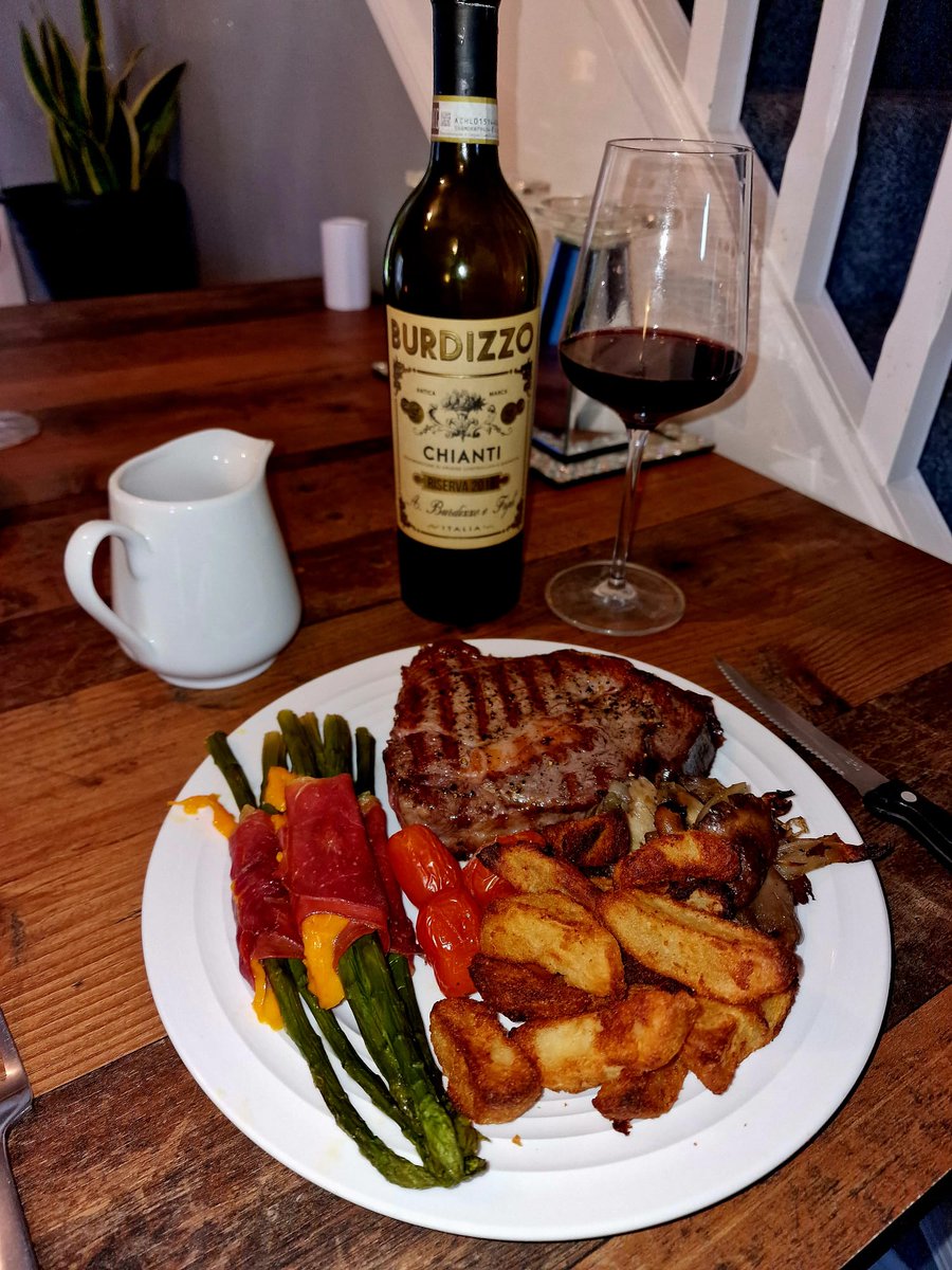 papacbd's tweet photo. Thanks @mamahml1985 you're the best πβ€οΈ Ribeye Steak, potato wedges, wrapped asparagus, mushrooms & onions and a wee glass of wine. F*** yeah π
#ilovesteaks #notbadforamonday https://t.co/d9bfWHXNtp