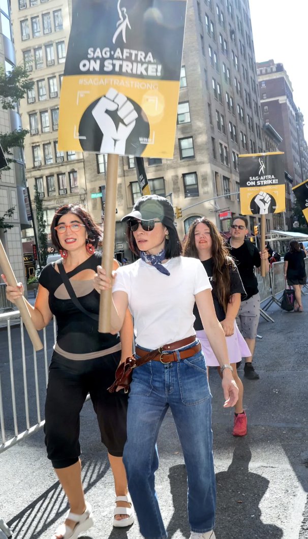 Lucy Liu on the picket lines in NYC today #SAGAFTRAStrike

View the full gallery here: bit.ly/3QiJNqm

📸 Jose Perez/Bauer-Griffin/GC Images