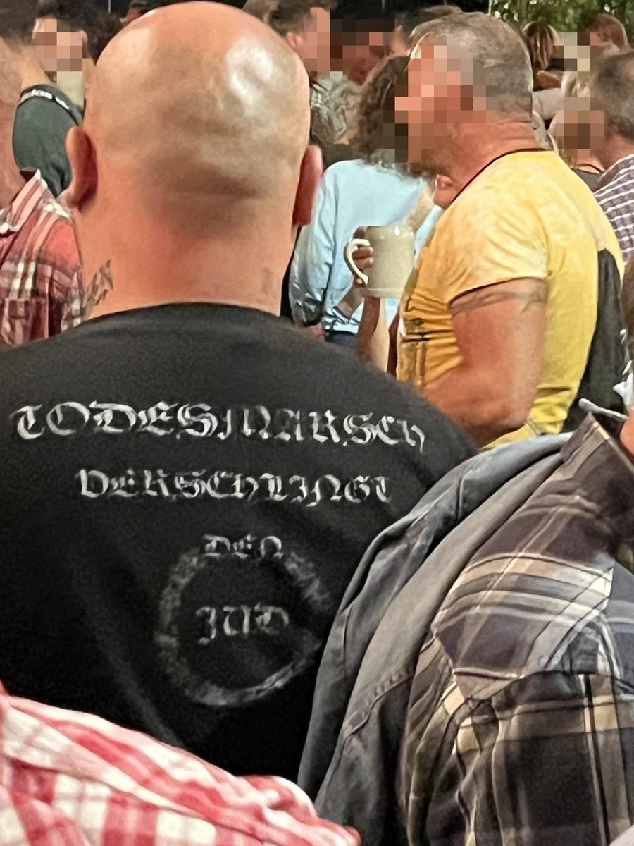 1️⃣ Neonazis feiern ungestört in #Forchheim:
Ein T-Shirt mit der Aufschrift "Todesmarsch verschlingt den Jud" trug eine Person am 22.07.23 auf dem #Annafest, auf dem Bauch ein  Hitler-Tattoo.
Gegenüber asiatisch gelesenen Personen sei aus der Gruppe ein Hitlergruß gezeigt worden.