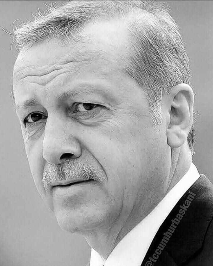 HayatiYldrm25's tweet photo. Ne akaryakıt kaç lira olur diye hesap yaptım, nede ekmeğim küçülür diye endişe ettim.
İman ettimki rızka ALLAH (cc) kefildir.

Bir hasır ile ömür bitiren kutlu Nebi'nin (sav) ümmedi olduğumu asla unutmadım.

Ülkemde sıkıntı var ise omuz vermek de benim boynumun borcudur. https://t.co/g9yDhtN12h