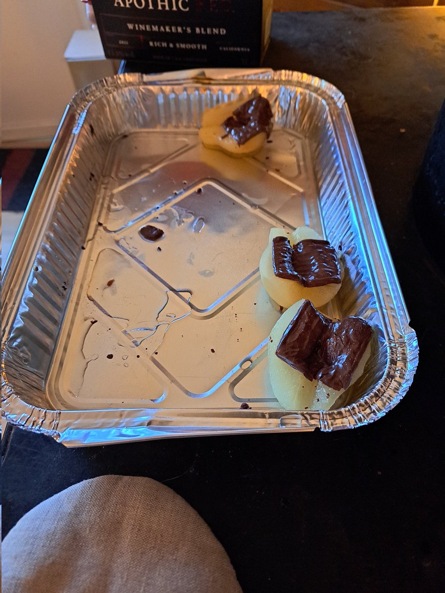 FluffZeke's tweet photo. Då var efterrätten klar, pätonhalvor med after eight. https://t.co/SVV1THzMSC