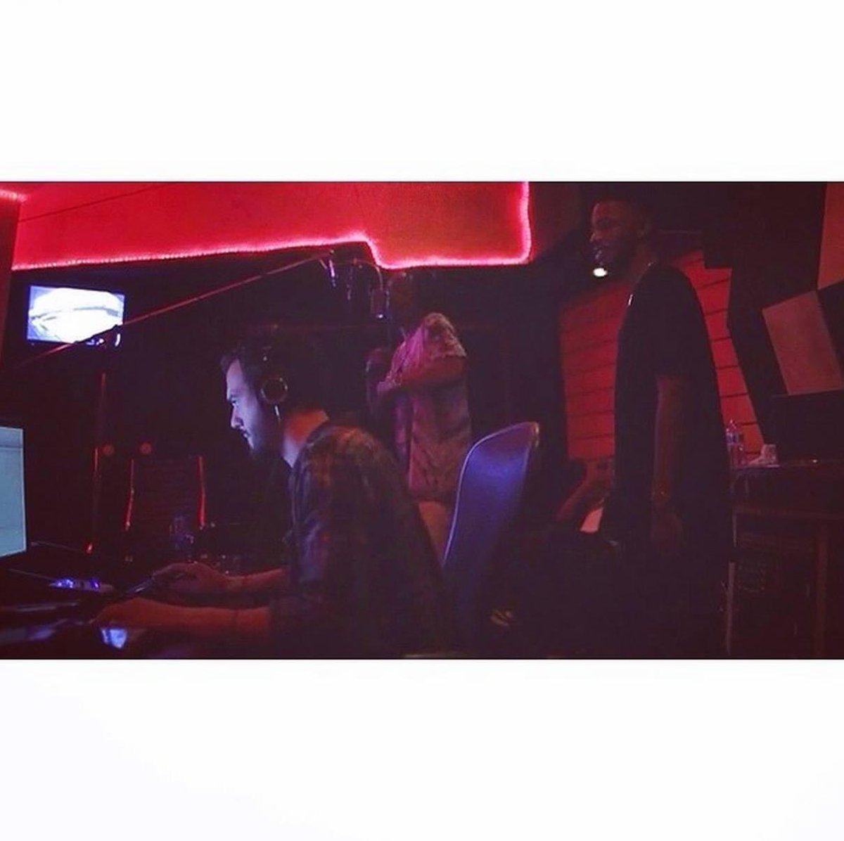 alextumay's tweet photo. This video has become a time capsule https://t.co/sgVbxB8KcL