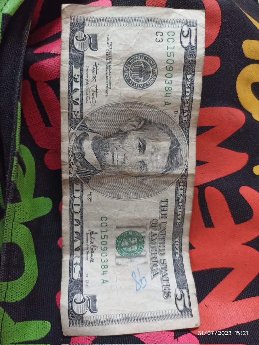 anasotillo's tweet photo. En el Terminal de Puerto Cabello no me aceptaron este billete por qué es #VIEJO  le dije que si es que aquí tenemos un Banco Americano para tener billetes New. Le dije que en el rest me lo dieron, a lo que me respondiendo que no TENIA QUE ACEPTARLO...son unos rolos de... https://t.co/v4nGSOqHDM