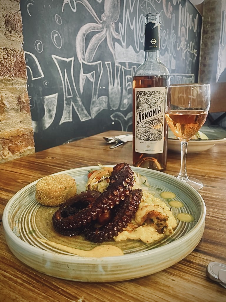 rwrightenz's tweet photo. Marrecife es un tremendo restaurante en Guayaquil. 

Miren este Pulpo a la Brasa con risotto de queso y croqueta de Quinoa maridado con Armonía Rosé. Se ve delicioso (ya me dio hambre!!).

Bodega Dos Hemisferios
ADN de la Mitad del Mundo https://t.co/G4JurB7l0Z