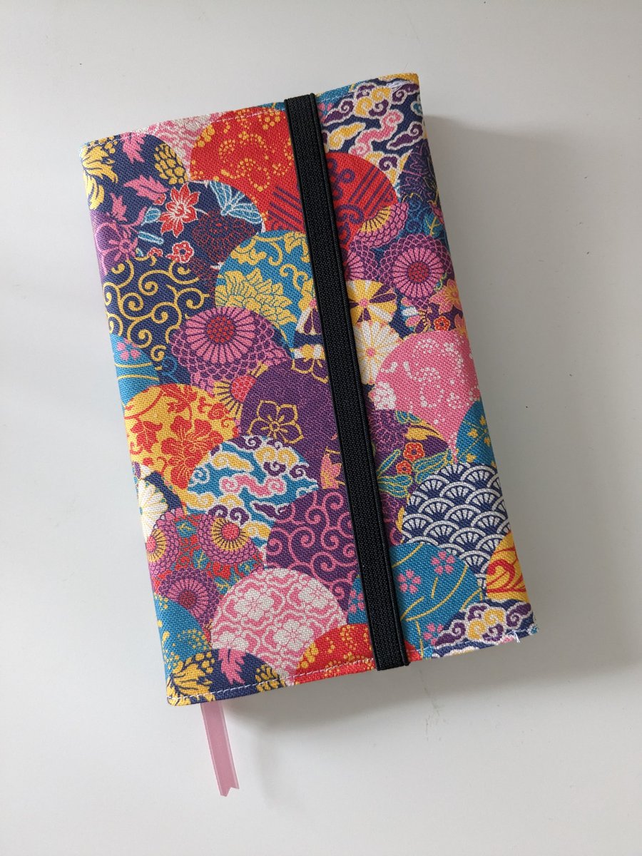 Dispo dans quelques jours dans la boutique, couvre livre en coton BIO. Format poche et format mangas. 
chezmelleange.com