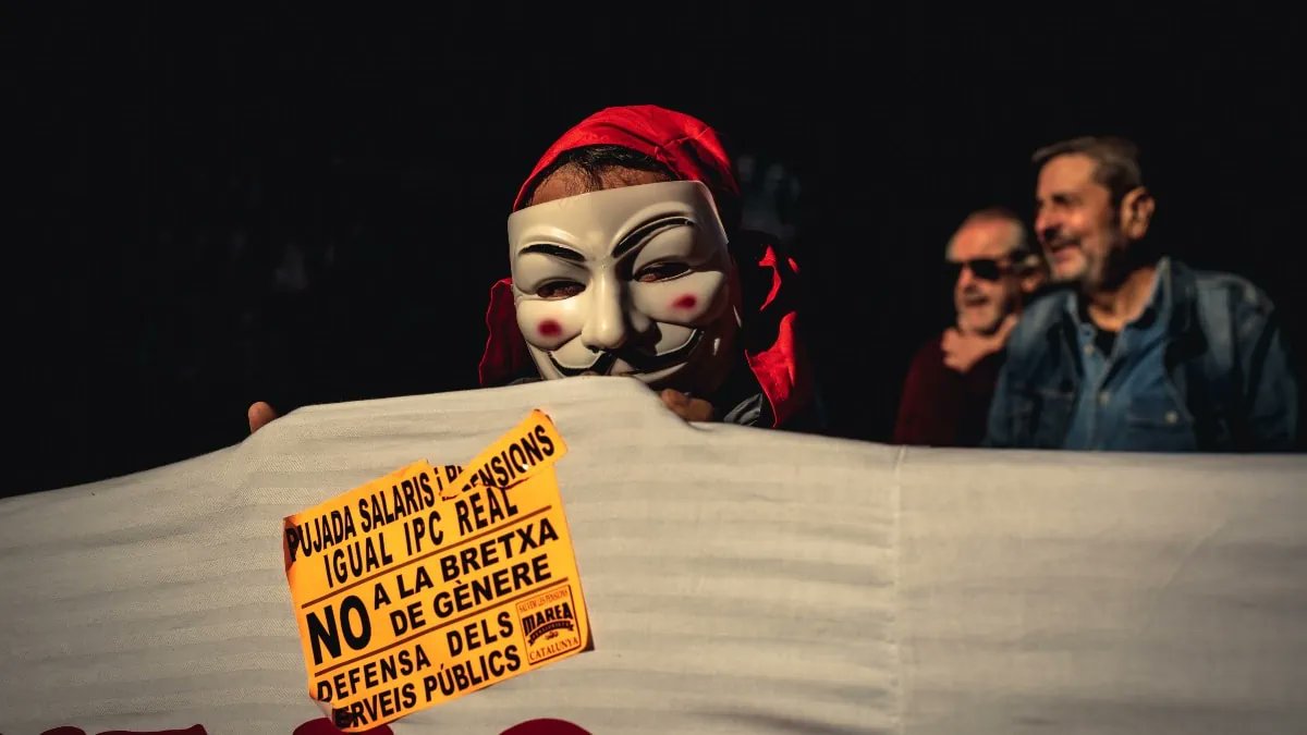 🇪🇦 | Consecuencia de un gobierno prologando del PSOE: 

Uno de cada dos mayores de 18 años depende ya de una ayuda o subsidio, de una pensión o de un sueldo pagado por administraciones o empresas públicas, una proporción que seguirá aumentando con el envejecimiento de la