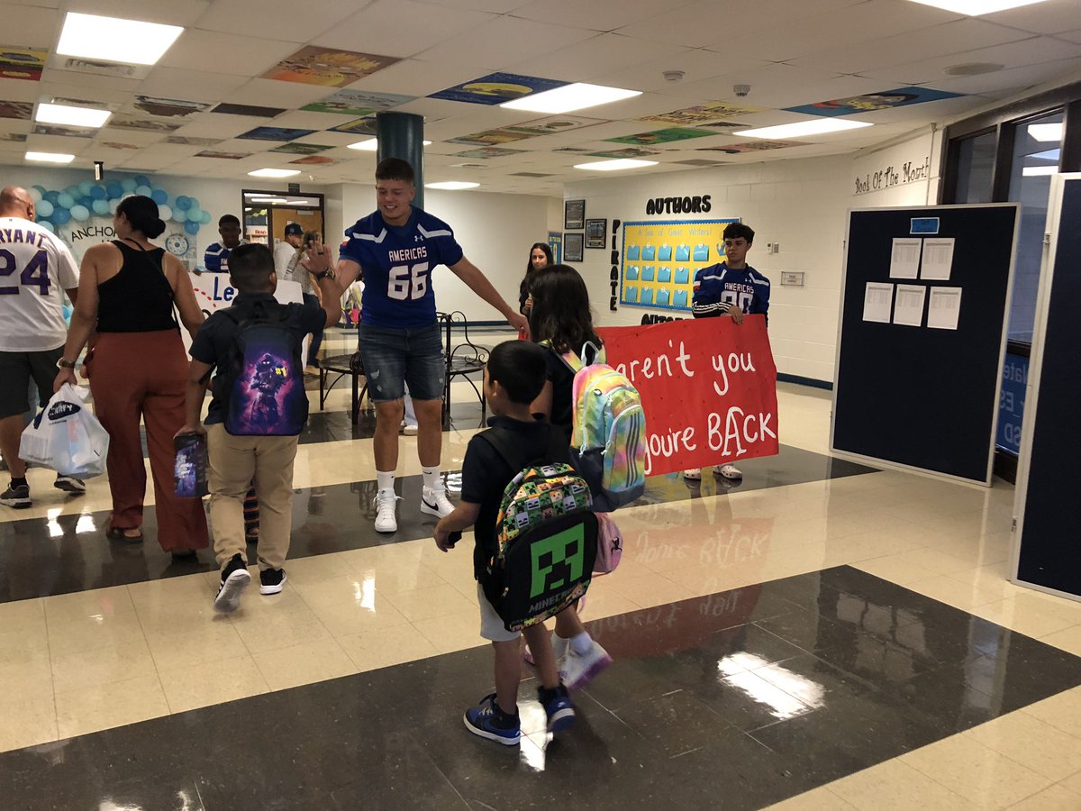 Ituarte_ES's tweet photo. First day of school at The Ship was a success!

Thank you to our @Americas_HS athletes for making it even more special for our Pirates! #AnchoredInLearning⚓️🩵 #ListosParaAprender #BetterTogether ❤️💙 https://t.co/yxAJWazLeR