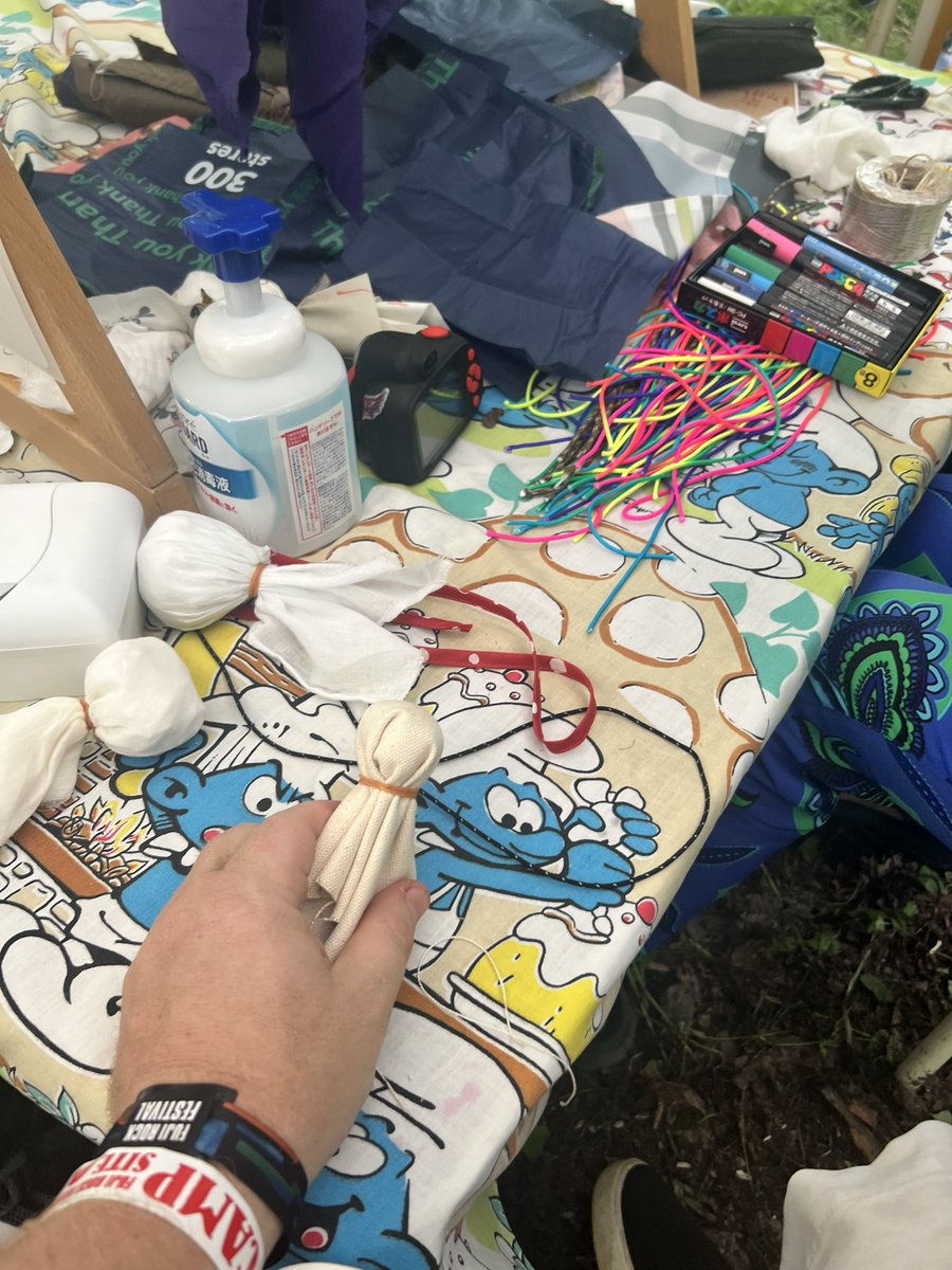 RobertSpetaWX's tweet photo. Taru taru workshop at Fuji Rock. Keeping the rain away! #fullfuji https://t.co/RGN2ryRbvR