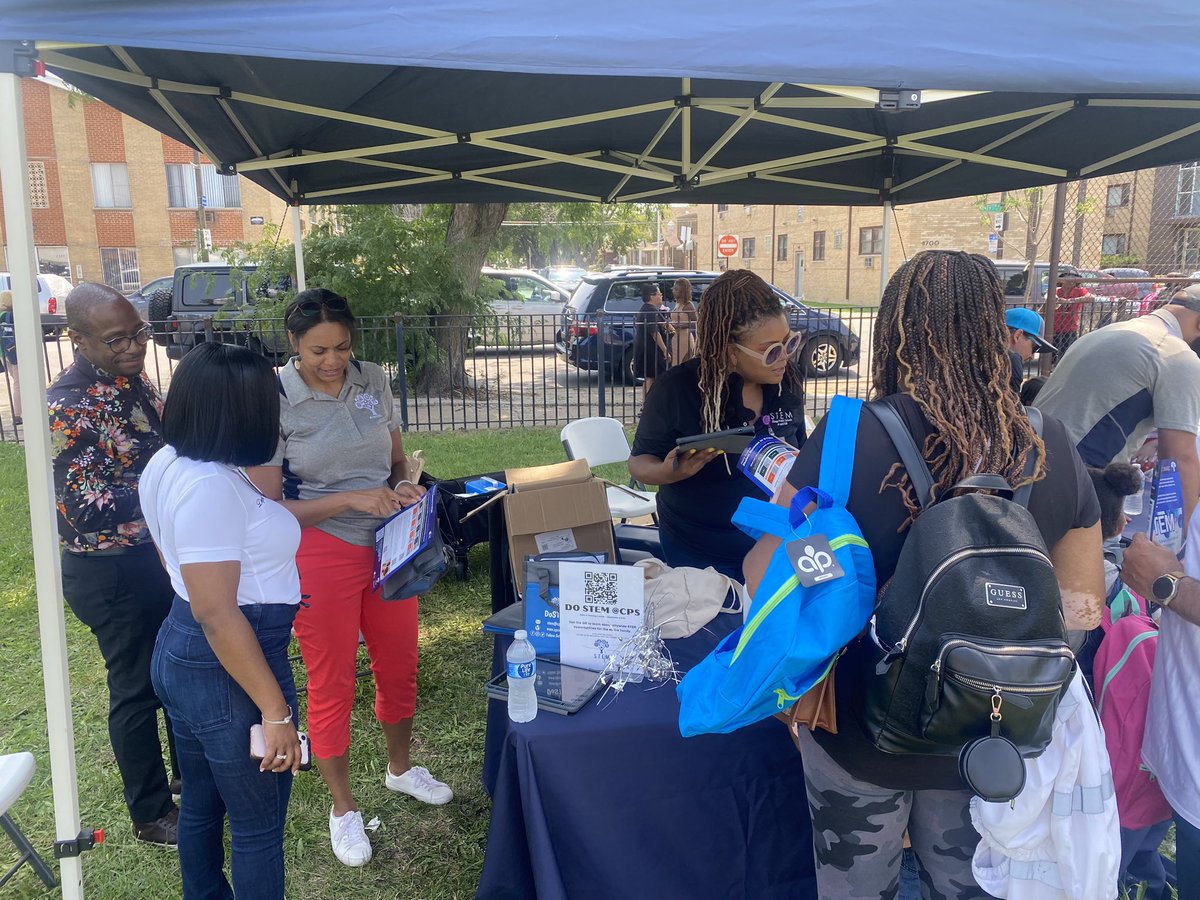 CPSCareerReady's tweet image. Wow! Network 12 &amp;amp; 17 really brought the energy to their #BacktoSchool2023 Bash!!! @myron_hester @tamika_ball1 @CPSCEdoBogdana @ChiPubSchools @cps__face @Fatima_Cooke