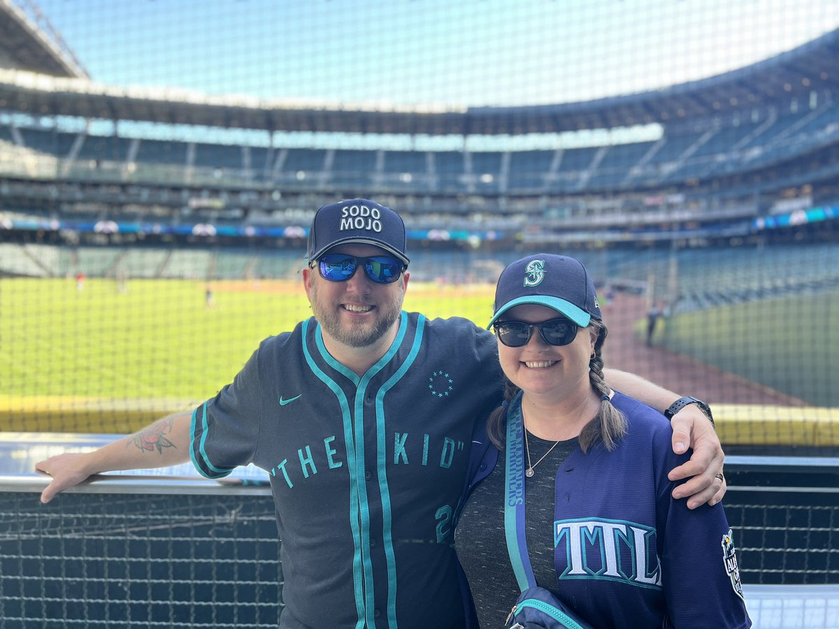heidiwill83's tweet photo. 2 year wedding anniversary today with my ❤️ And of COURSE there’s no better way to celebrate than by being at the best ballpark in the world, cheering on the Mariner’s!! #GoMariners #SeaUsWald @Mariners @ROOTSPORTS_NW @TMobilePark https://t.co/sbZJtxcIAV