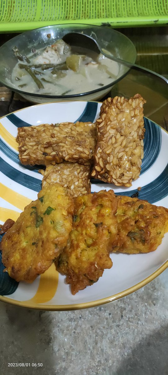 nendisMD's tweet photo. sarafun tiap pagi ya gini, kalo ga digilir sama tahu. 

I : soto kae gawe opo yo ? 
N : ayam buk, opo tau dewe ndue daging sapi nek kolkas nek udu hari qurban ? 
I : oiyo 😅

frugal living ugal²an https://t.co/VHDBTW7JFW