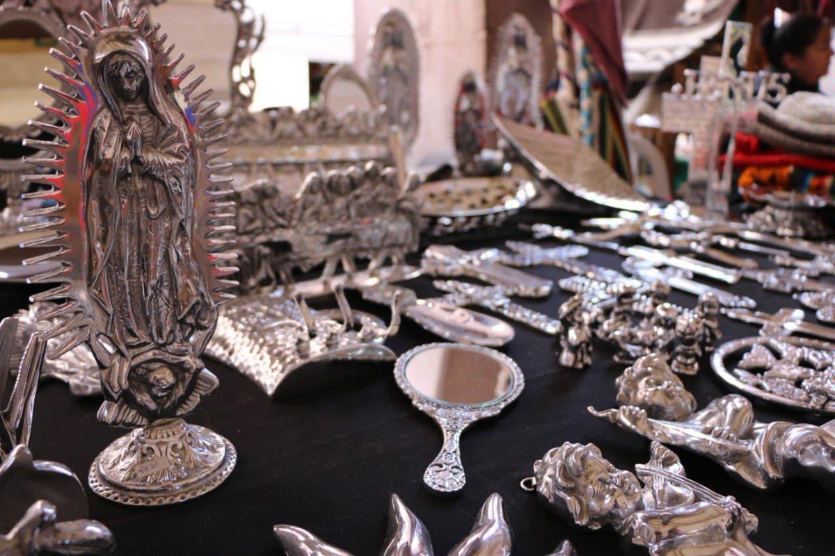 ZacatecasTravel's tweet image. 🪆Mientras disfrutas del Festival del Folclor en #ZacatecasDeslumbrante date la vuelta a la Expo Venta Artesanal en el centro histórico y llévate un lindo recuerdo. 🛍️