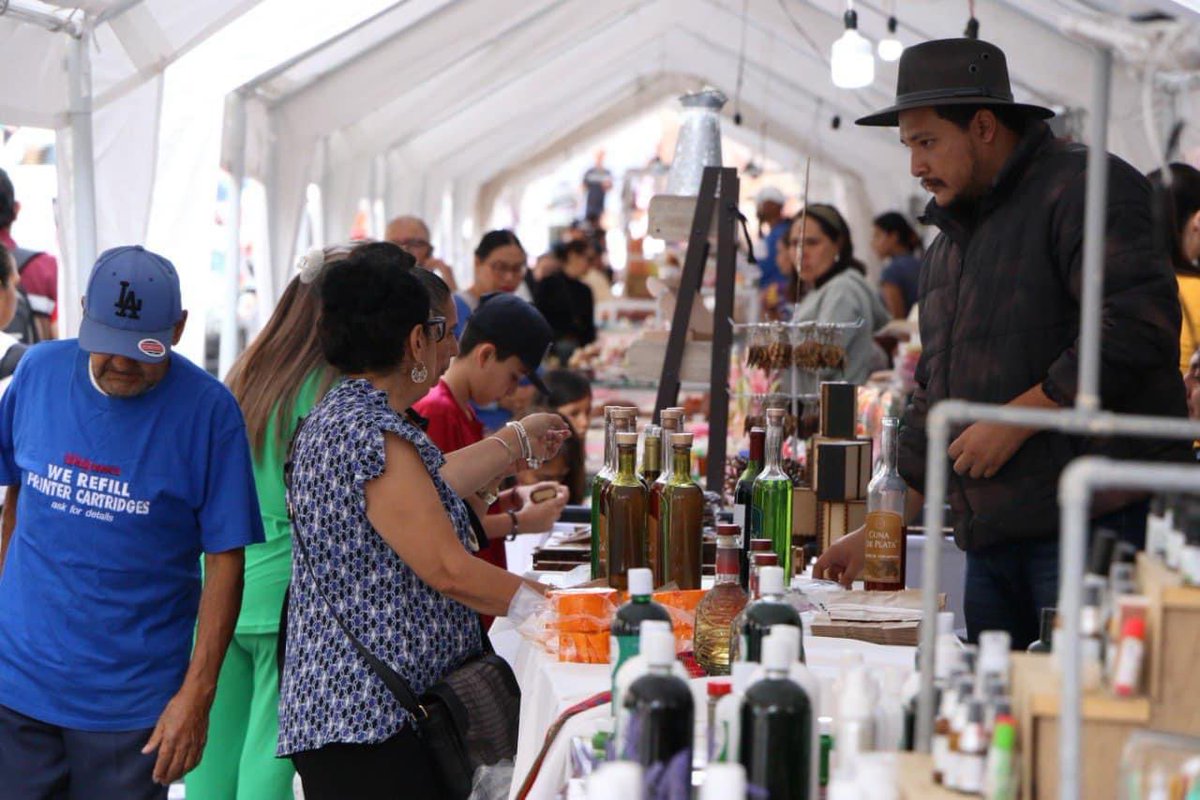 ZacatecasTravel's tweet image. 🪆Mientras disfrutas del Festival del Folclor en #ZacatecasDeslumbrante date la vuelta a la Expo Venta Artesanal en el centro histórico y llévate un lindo recuerdo. 🛍️