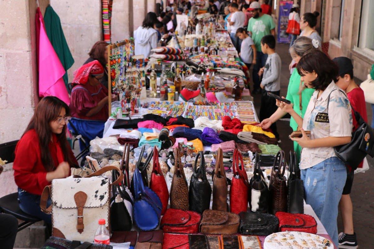 ZacatecasTravel's tweet image. 🪆Mientras disfrutas del Festival del Folclor en #ZacatecasDeslumbrante date la vuelta a la Expo Venta Artesanal en el centro histórico y llévate un lindo recuerdo. 🛍️