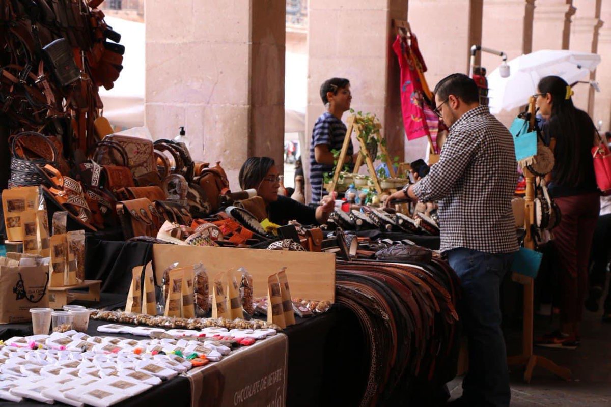 ZacatecasTravel's tweet image. 🪆Mientras disfrutas del Festival del Folclor en #ZacatecasDeslumbrante date la vuelta a la Expo Venta Artesanal en el centro histórico y llévate un lindo recuerdo. 🛍️