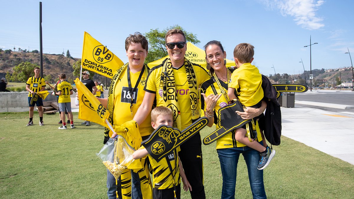 SnapdragonStdm's tweet photo. in our soccer era ✌️ https://t.co/JCMy62d57t