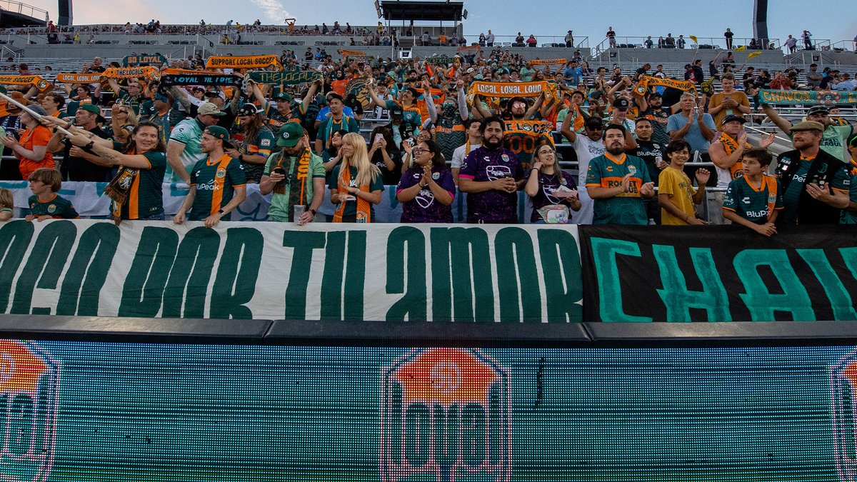 SnapdragonStdm's tweet photo. in our soccer era ✌️ https://t.co/JCMy62d57t