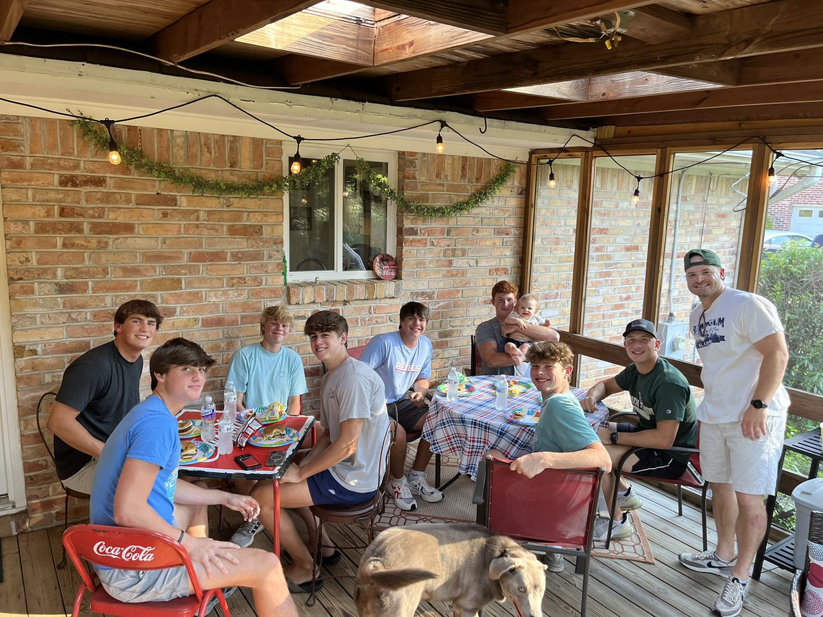 CoachJamesVH's tweet photo. TE/H Dinner! https://t.co/Jz5QbRemaK