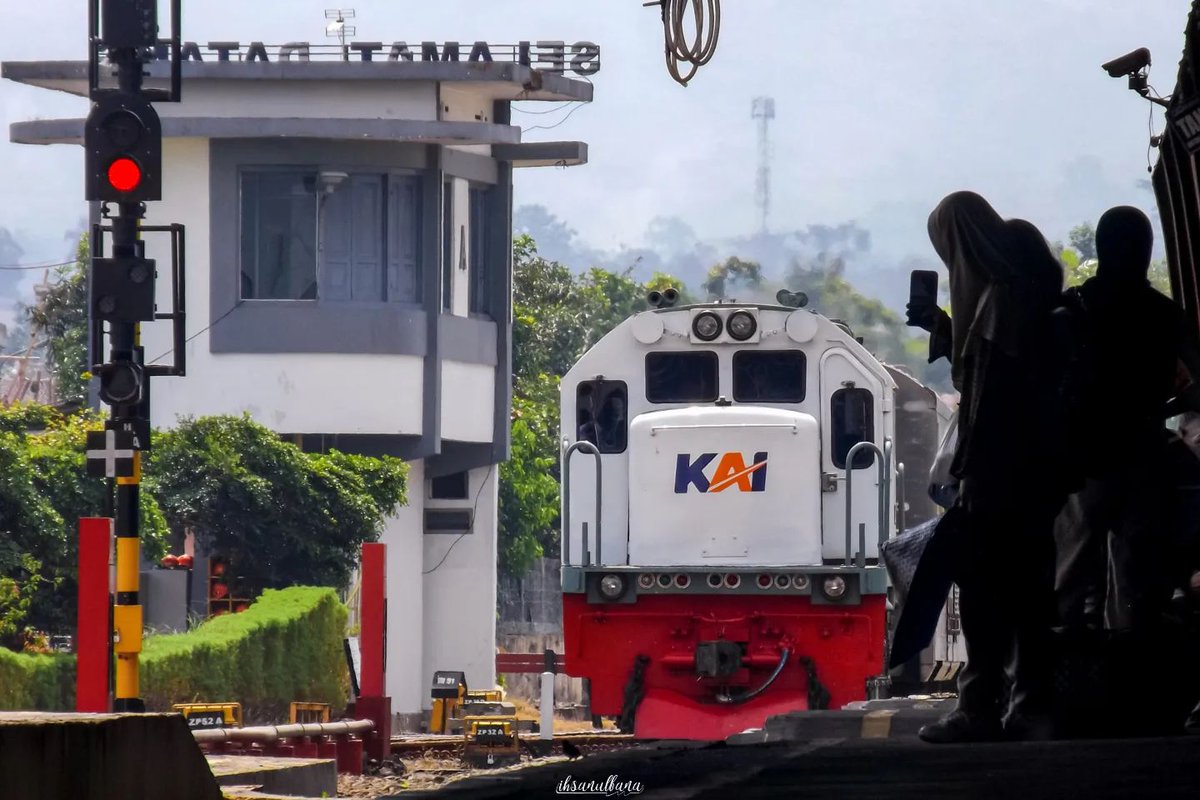 KAI121's tweet photo. Berhati-hatilah saat memilih apa yang harus kamu perjuangkan, karena seringkali semuanya tidak berjalan sesuai dengan yang diharapkan. 

Selamat pagi, #SahabatKAI

#KAI121

📸 ihsanulbana236 (IG) https://t.co/AG5N7B5Xaw