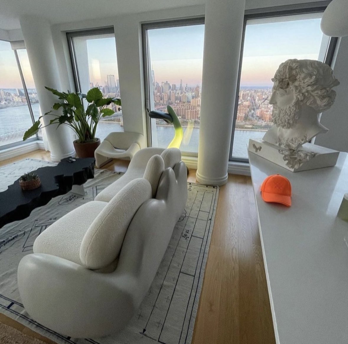 designdocument's tweet photo. Inside Daniel Arsham's apartment in New York 🗽 https://t.co/pw521ogwJD