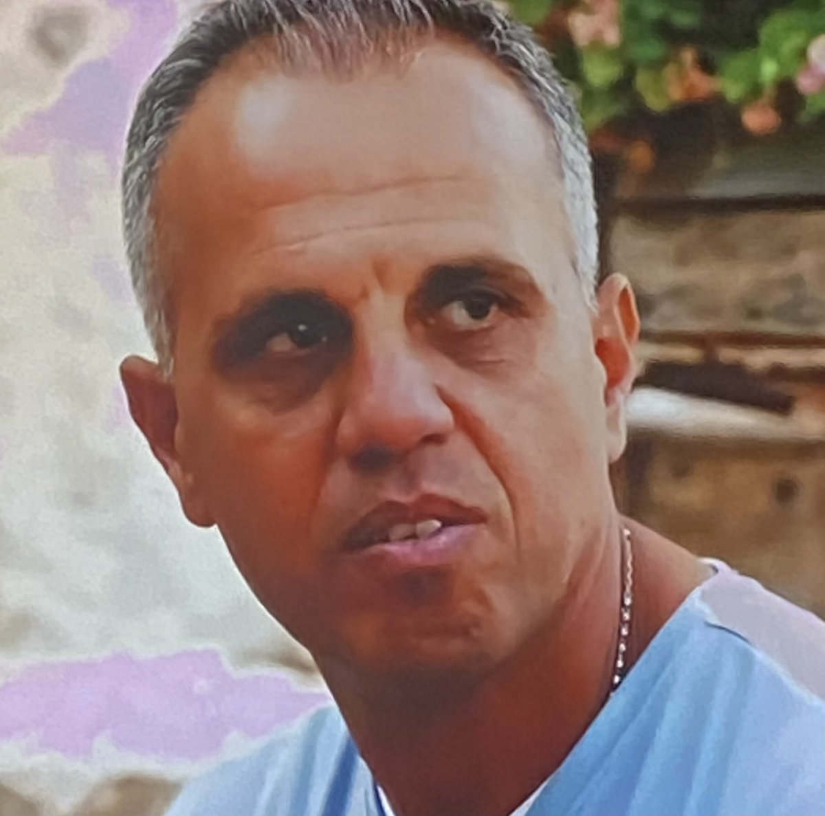 Gearmo0513's tweet photo. 46 years old, never been with a woman or found one to settle down with/tried to date. Is rude to his girlfriend from the moment she arrives. Won’t tell his family about her. Something tells me he doesn’t actually like women 🤔 #90dayfiancebeforethe90days https://t.co/9tU38tWx7Q
