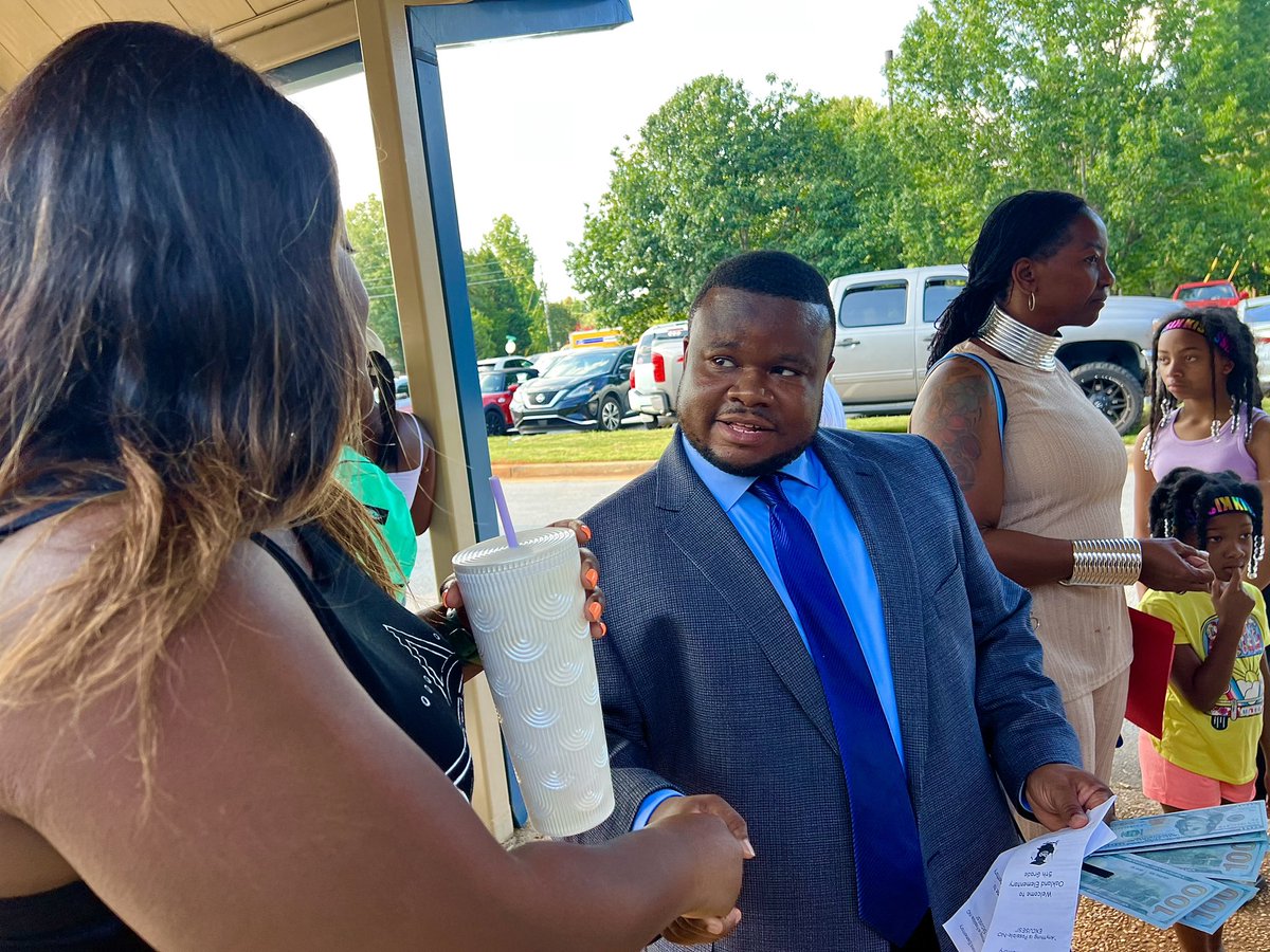 NewtonSupt's tweet photo. Oakland is ready! @OAK_HCS #BestFirstDayEver https://t.co/UIP10E97Yh
