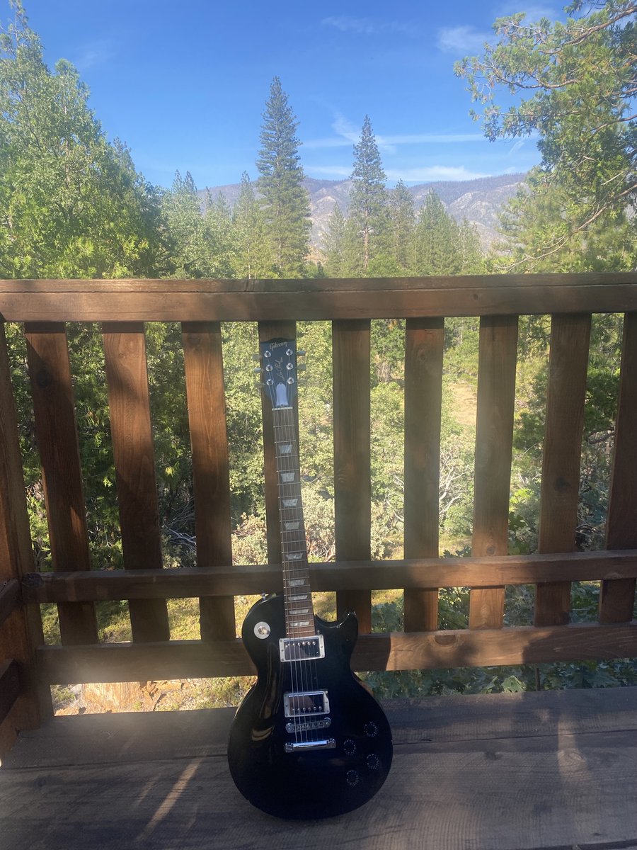What to do when there's no neighbors for miles in all directions? Rock the mountain. Cheers! 🙏🤘

#Guitarist #Gibson #sierranevada