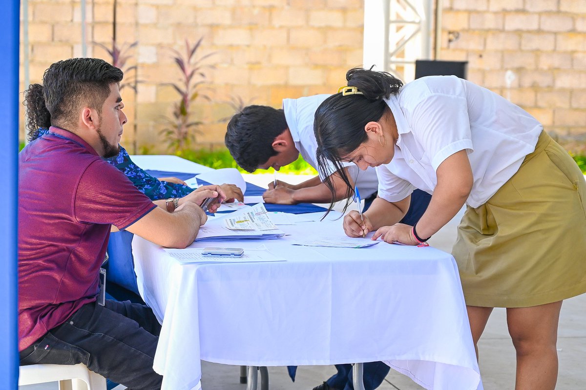 AdelioOrtizH's tweet photo. #ProgramaMunicipal || Esta tarde realicé la entrega trimestral del apoyo económico a los jóvenes beneficiarios con el programa de #Becas #Supérate por #LaLibertad; cumpliendo mi compromiso con la educación y desarrollo profesional de nuestra juventud porteña. https://t.co/odxx1nzzvr