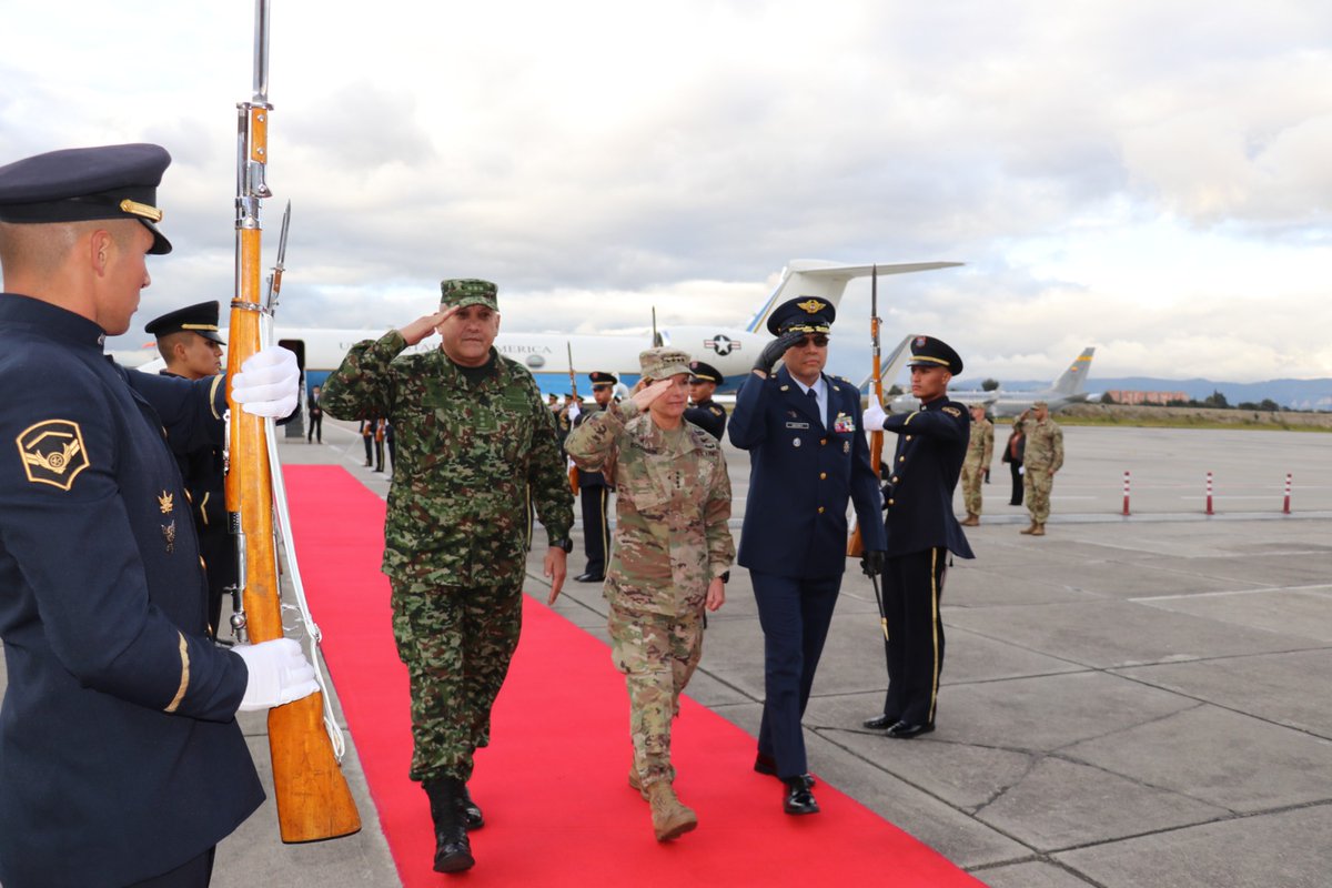 FuerzaAereaCol's tweet photo. La Comandante del @Southcom, aterrizó en el Comando Aéreo de Transporte Militar de su @FuerzaAereaCol para dar inicio a la agenda de cooperación bilateral en el ámbito espacial junto al Director de la @NASA en Colombia. 

➡️https://t.co/rSN6EzXblh 

#AliadosPorElMundo
#CATAM https://t.co/xKGdCqyJVG