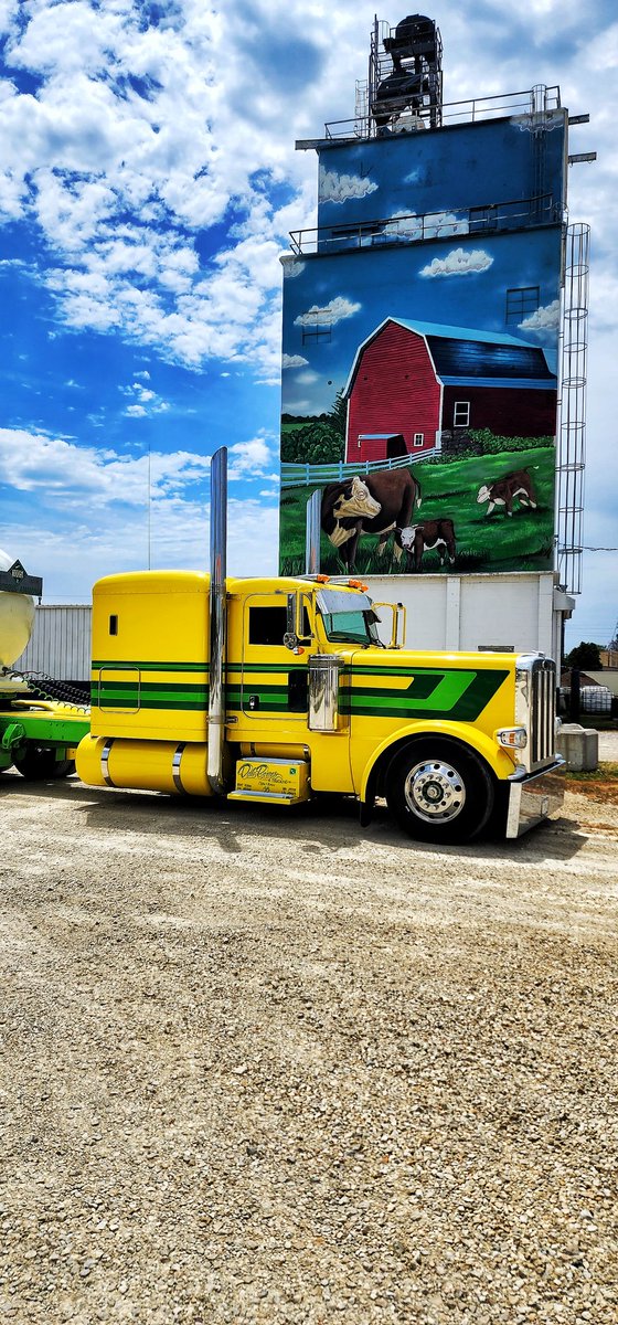 zachcyphers's tweet photo. Hit the photo opp in #claycenterks before walking over to "The Locker Plant." https://t.co/fqFkRuMK4R