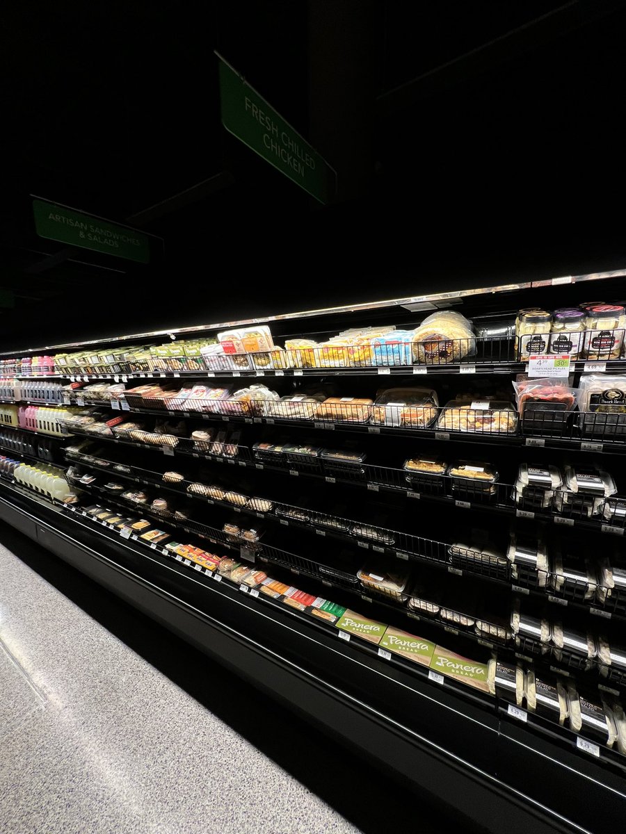 L0UIEBELT's tweet photo. The lights went out in Publix https://t.co/l2tEpObBMs