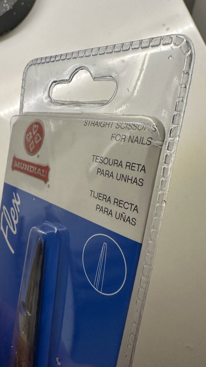 dneto97's tweet photo. Qual a lógica de comprar uma tesoura, que a embalagem precisa ser cortada por uma tesoura? Kkk se eu comprei a tesoura é pq eu não tenho uma 😓 https://t.co/0Skq0eizXi